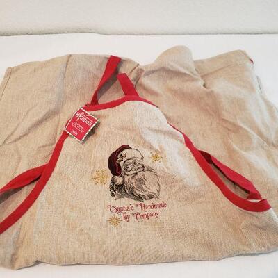 Lot 14: New with Tags Christmas Apron