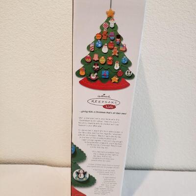 Lot 16: New Hallmark Countdown to Christmas Tree
