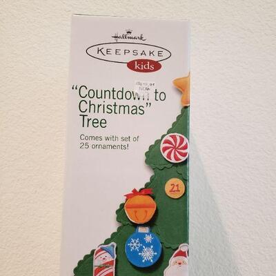 Lot 16: New Hallmark Countdown to Christmas Tree