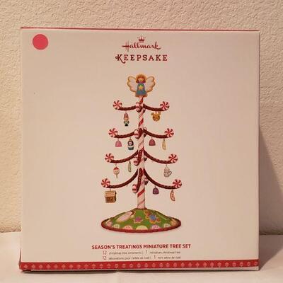 Lot 22: New in Box Hallmark Season's Treating Miniature Tree Sat