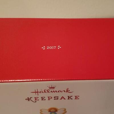 Lot 22: New in Box Hallmark Season's Treating Miniature Tree Sat
