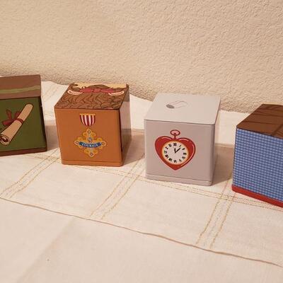 Lot 27: New Hallmark (4) Wizard of Oz Cubees