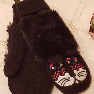 Lot 38: New Slippers, Mittens & Bath Fizzers