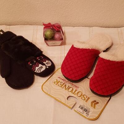 Lot 38: New Slippers, Mittens & Bath Fizzers