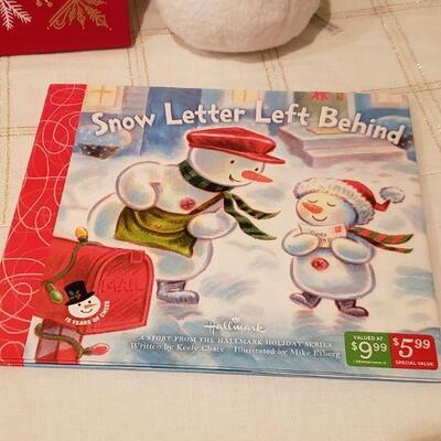 Lot 44: New (3) Books and (2) Snowmen