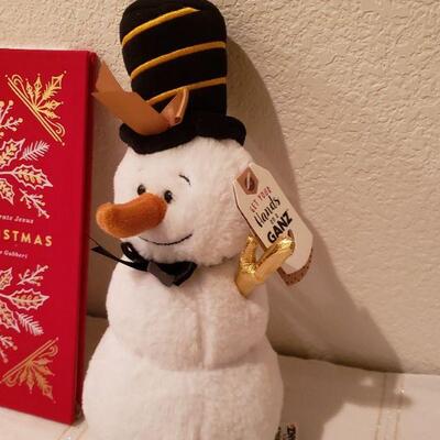 Lot 44: New (3) Books and (2) Snowmen