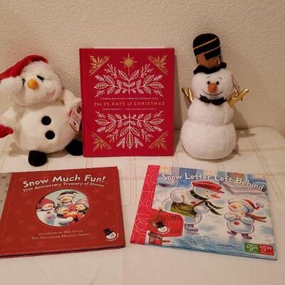 Lot 44: New (3) Books and (2) Snowmen