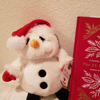 Lot 44: New (3) Books and (2) Snowmen