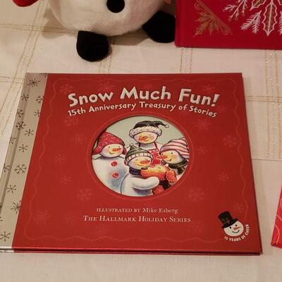 Lot 44: New (3) Books and (2) Snowmen