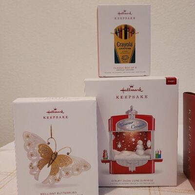 Lot 61: Assorted HALLMARK Ornaments 