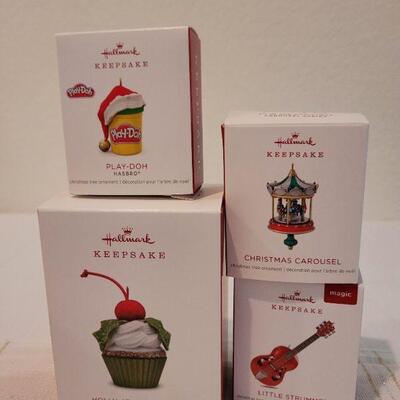 Lot 62: Assorted HALLMARK Ornaments 