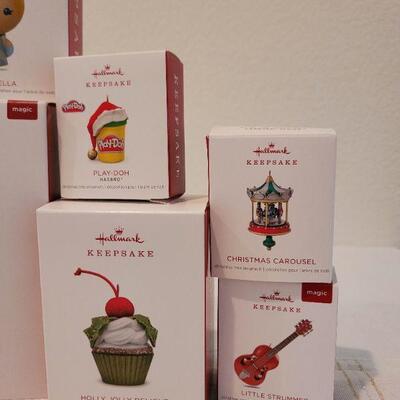 Lot 62: Assorted HALLMARK Ornaments 