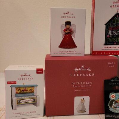 Lot 64: Assorted HALLMARK ORNAMENTS 