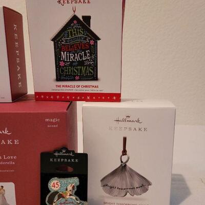 Lot 64: Assorted HALLMARK ORNAMENTS 