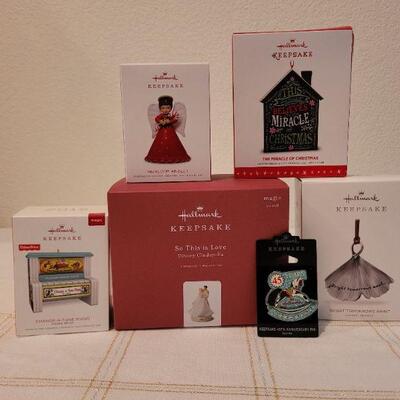 Lot 64: Assorted HALLMARK ORNAMENTS 