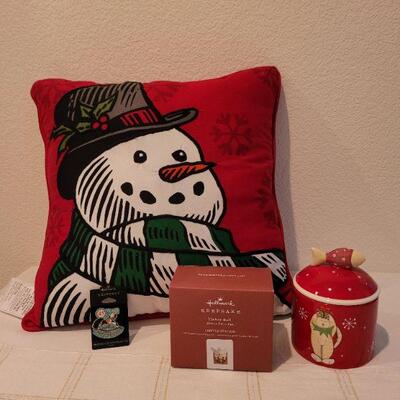 Lot 65: Assorted CHRISTMAS Deco and Ornaments 