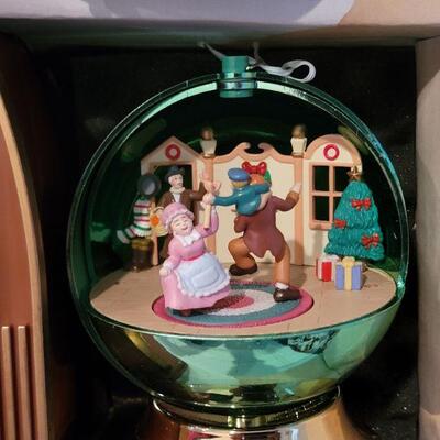 Lot 66: Vintage NEW IN BOX Magical Motion Globes