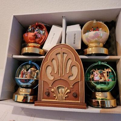 Lot 66: Vintage NEW IN BOX Magical Motion Globes