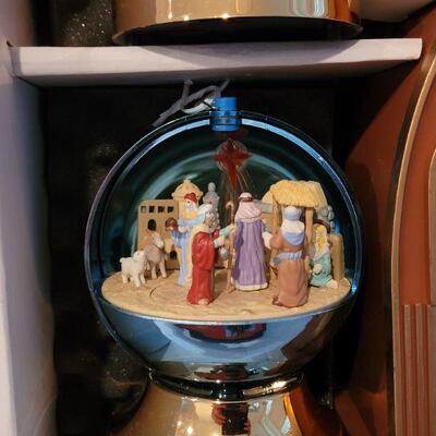 Lot 66: Vintage NEW IN BOX Magical Motion Globes