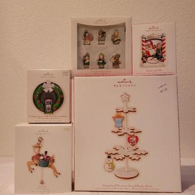 Lot 68: Assorted HALLMARK Ornaments 
