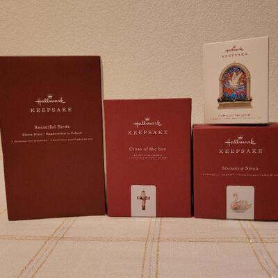 Lot 71: Assorted HALLMARK Ornaments 