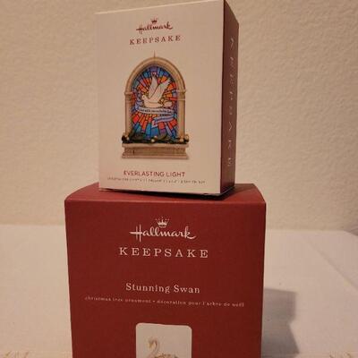 Lot 71: Assorted HALLMARK Ornaments 
