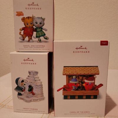 Lot 73: Assorted HALLMARK Ornaments 