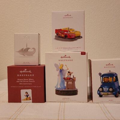 Lot 74: Assorted HALLMARK Ornaments 