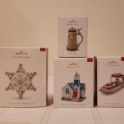 Lot 75: Assorted HALLMARK Ornaments 