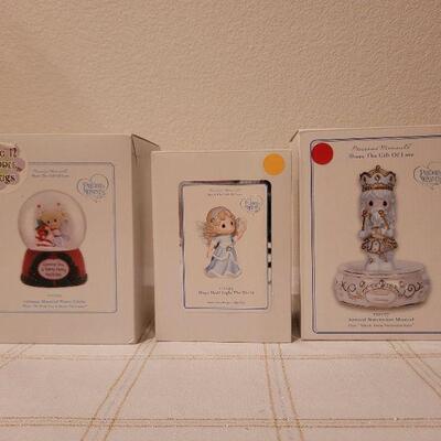 Lot 82: Assorted PRECIOUS MOMENTS Christmas Deco