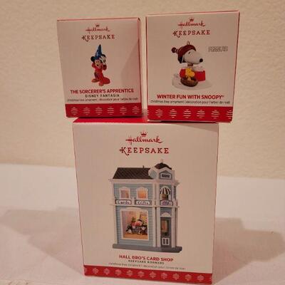 Lot 87: Assorted HALLMARK Christmas Ornaments 
