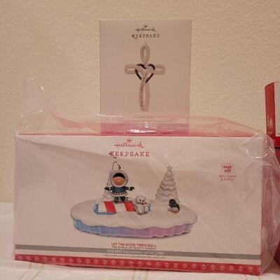 Lot 87: Assorted HALLMARK Christmas Ornaments 