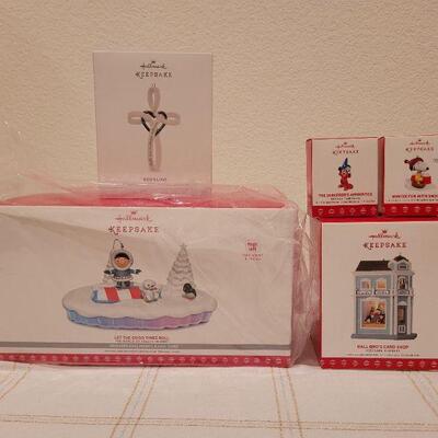 Lot 87: Assorted HALLMARK Christmas Ornaments 