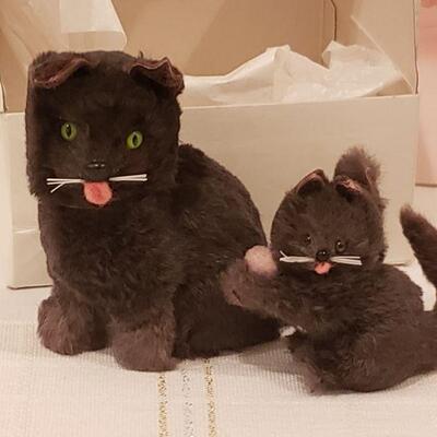 Lot 118: New in Box AMERICAN GIRL DOLL "Cat with Kitten"