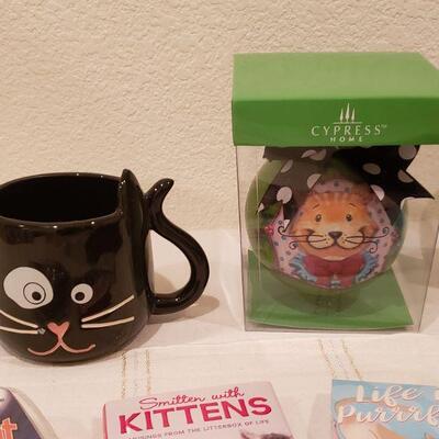 Lot 137:  New Cat Lovers Gift Lot