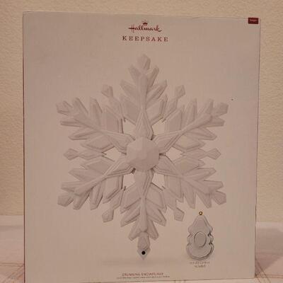 Lot 140. HALLMARK LED New in Box Christmas Snowflake Tree Topper