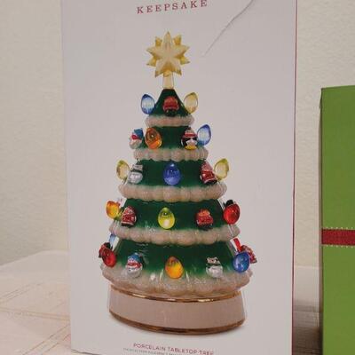 Lot 154: HALLMARK Christmas Deco 
