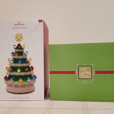 Lot 154: HALLMARK Christmas Deco 