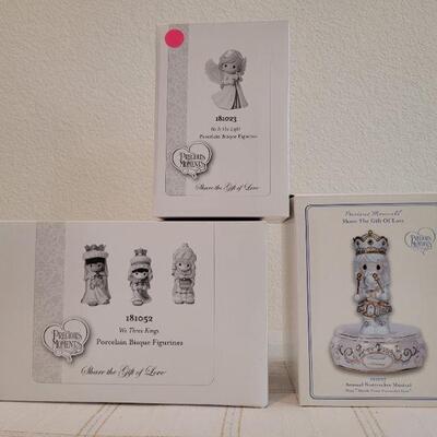 Lot 165: Precious Moments Assorted Christmas Deco Figures 