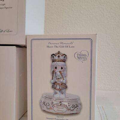 Lot 165: Precious Moments Assorted Christmas Deco Figures 
