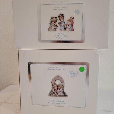 Lot 182: Precious Moments Christmas Deco Figures 