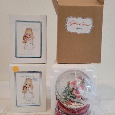 Lot 184: Assorted Christmas Deco feat. GLITTERDOME