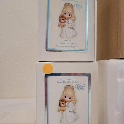 Lot 184: Assorted Christmas Deco feat. GLITTERDOME