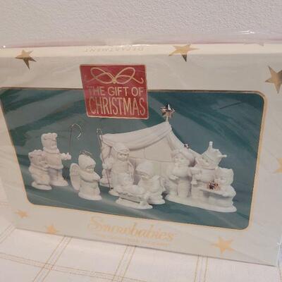 Lot 198: THE GIFT OF CHRISTMAS Nativity Set Dept. 56