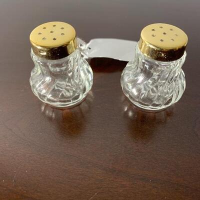 Small crystal salt and pepper shaker. 