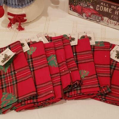Lot 209: NEW Holiday Tool Box Deco, (8) Foleys Cloth Napkins & Snowman