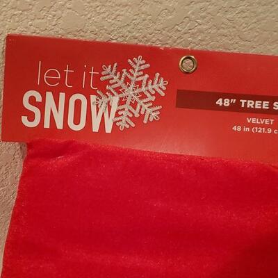 Lot 212: NEW Tree Skirt, Christmas Cards & Pen
