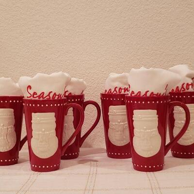 Lot 244: NEW Hallmark Snowman Mugs and Napkins (6)