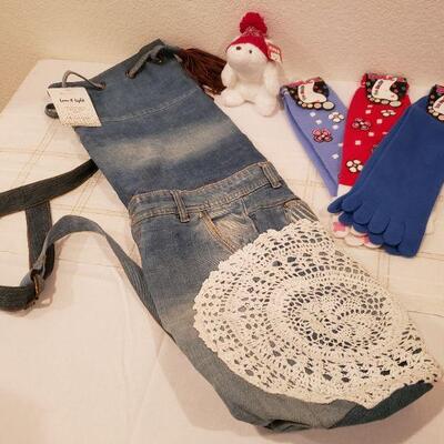 Lot 279: NEW Yoga Mat Bag, Socks & Plushie