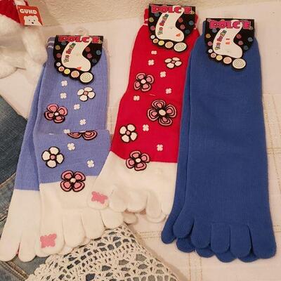 Lot 279: NEW Yoga Mat Bag, Socks & Plushie